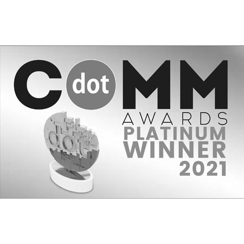 A silver plaque with the words " dot comm awards platinum winner 2 0 2 1 ".